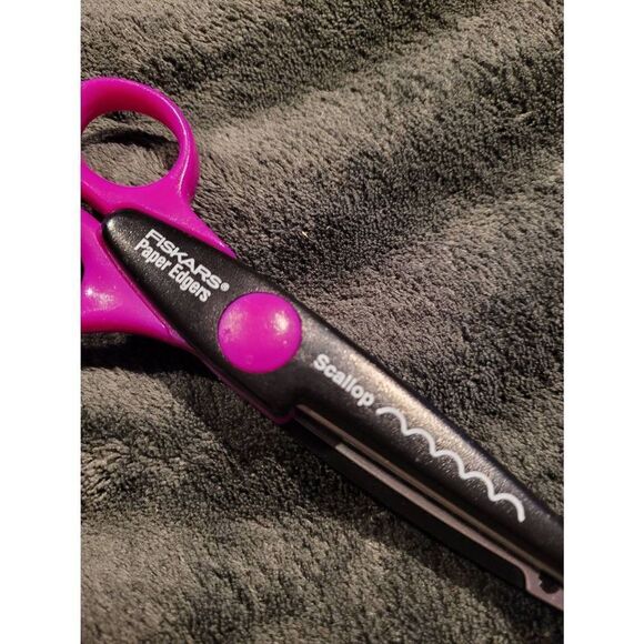 Fiskars Paper Edge Scissors- Scallop Paper Edgers - Picture 2 of 4